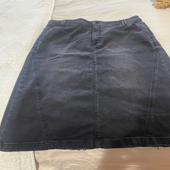 LOGO by Lori Goldstein Women's Knee Length Denim Skirt Black - Picture 4 of 4